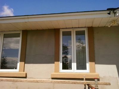 Marcos de ventana formados a mano, esperando el acabado acrílico.